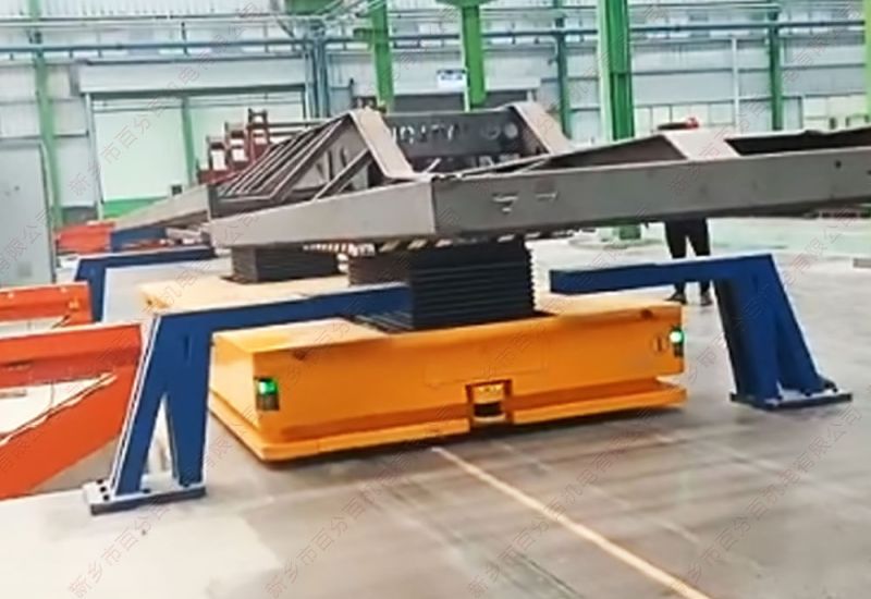 工業(yè)車間使用的無(wú)人搬運(yùn)車